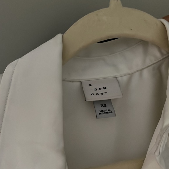 A New Day | Beautiful White Silky button up blouse with voluminous sleeves - Picture 2 of 5